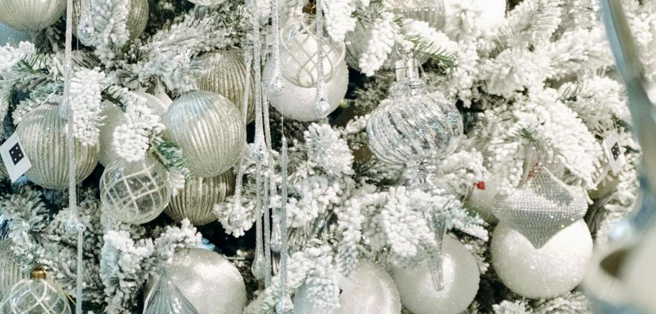 Дизайнерская Елка Заснеженная с Белыми елочными игрушками Christmas Tree White Hoarfrost Дизайнерская Елка Заснеженная с Белыми елочными игрушками Christmas Tree White Hoarfrost - Loft-Concept в Омске