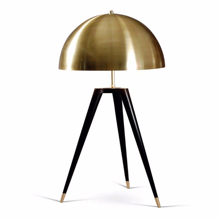 Настольная лампа Matthew Fairbank Fife Tripod Table Lamp Черный Глянцевое золото Настольная лампа Matthew Fairbank Fife Tripod Table Lamp Черный Глянцевое золото в Омске | Loft Concept