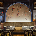 Обои ручная роспись Falling Flowers Standard colourway on Pale Grey dyed silk варинант исполнения - 1 | Loft Concept в Омске