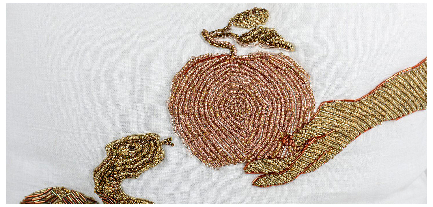 Подушка с вышивкой из бисера Snake with Apple Подушка с вышивкой из бисера Snake with Apple - Loft-Concept в Омске