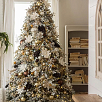 Дизайнерская Елка украшенная шарами в бежевых тонах и декором в виде белых цветов и шишек варинант исполнения - 1 | Loft Concept в Омске