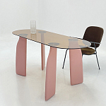 Обеденный стол со стеклянной столешницей и розовыми ножками с тканевой обивкой Wrigley варинант исполнения - 5 | Loft Concept в Омске