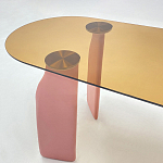 Обеденный стол со стеклянной столешницей и розовыми ножками с тканевой обивкой Wrigley варинант исполнения - 4 | Loft Concept в Омске