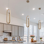 Подвесной светильник золотого цвета с двумя вытянутыми овальными рамками в форме скрепки Eurofase варинант исполнения - 8 | Loft Concept в Омске