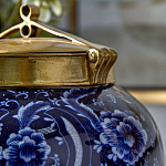 Ваза с насыщенным синим орнаментом и золотой крышкой Blue & White Ornament  варинант исполнения - 3 | Loft Concept в Омске