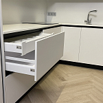 Угловой кухонный гарнитур Жемчужный белый Серый Clarke Kitchen Set White Grey варинант исполнения - 6 | Loft Concept в Омске