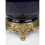 Ваза темно-синяя фарфоровая на бронзовой подставке с ажурным ободком и изогнутыми ручками Eden Garden варинант исполнения - 3 | Loft Concept в Омске