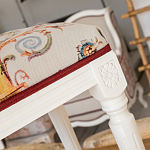 Банкетка одноместная из массива бука бежевая с растительным орнаментом Raffael Beige Floral Banquette варинант исполнения - 2 | Loft Concept в Омске