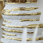 Ваза белая с рельефной поверхностью и золотыми полосами Vase Beehive варинант исполнения - 3 | Loft Concept в Омске