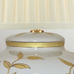 Настольная лампа с фарфоровым основанием бежевого цвета с рисунком и плиссированным абажуром на темной подставке Elstead Lighting варинант исполнения - 8 | Loft Concept в Омске