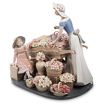 Статуэтка фарфоровая Девушка и маленькая девочка с цветами Charming Statuette варинант исполнения - 1 | Loft Concept в Омске