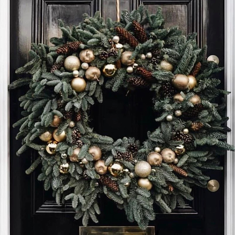 Новогодний венок из натуральной датской хвои с золотыми шарами и натуральными сосновыми шишками Зеленый Золотой Коричневый в Омске | Loft Concept 