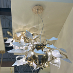 Люстра подвесная с белыми матовыми и золотыми глянцевыми листьями Wintery flovers варинант исполнения - 4 | Loft Concept в Омске