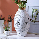 Ваза с декоративными лицами и графическими элементами в виде сердец и символов Faces of Imagination варинант исполнения - 3 | Loft Concept в Омске