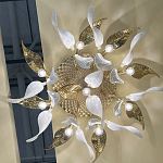 Люстра потолочная с декоративными белыми и золотистыми листьями Wintery flovers варинант исполнения - 5 | Loft Concept в Омске