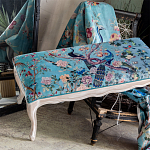 Банкетка из массива бука с цветочным принтом Turquoise Beige Chinoiserie Garden Banquette варинант исполнения - 5 | Loft Concept в Омске