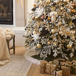 Дизайнерская Елка украшенная шарами в бежевых тонах и декором в виде белых цветов и шишек варинант исполнения - 2 | Loft Concept в Омске