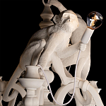 Люстра с тремя фигурами обезьян с лампочками в руках белого цвета Hanging Monkey варинант исполнения - 4 | Loft Concept в Омске