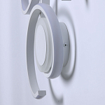 Бра белого цвета с изогнутыми световыми линиями и круглым основанием Luke Lampco Tracer Lamp варинант исполнения - 6 | Loft Concept в Омске