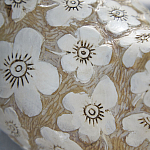 Статуэтка курица с резными белыми цветами на бежевой фактурной поверхности Rustic Chicken варинант исполнения - 2 | Loft Concept в Омске