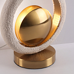 Настольная лампа с бежевым текстурным кольцом и латунным шаром в центре Tactile   варинант исполнения - 8 | Loft Concept в Омске