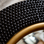 Зеркало в черной фактурной раме с золотым кантом Summon the Light варинант исполнения - 3 | Loft Concept в Омске