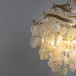 Люстра подвесная с белыми перламутровыми подвесками и изогнутыми золотистыми элементами Диаметр 50 см SHELL Chandelier варинант исполнения - 3 | Loft Concept в Омске