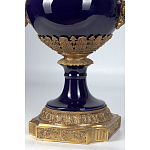 Ваза темно-синего цвета из фарфора с бронзовыми ручками в виде фигур Eden Garden porcelain and bronze варинант исполнения - 4 | Loft Concept в Омске