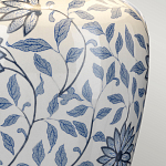 Настольная лампа с керамическим основанием в белом цвете с синим цветочным орнаментом на темной деревянной подставке и тканевым абажуром Elstead Lighting варинант исполнения - 4 | Loft Concept в Омске